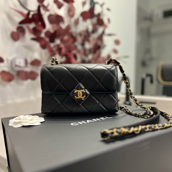EXTREMELY RARE!!! Black Chanel FlapBag
(AGNEAU/RESINE/M/BLACK) - Picture 2 of 15